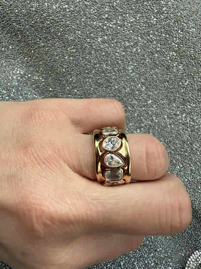 18k yellow gold 3 pc ring set with diamonds. 24.5g.