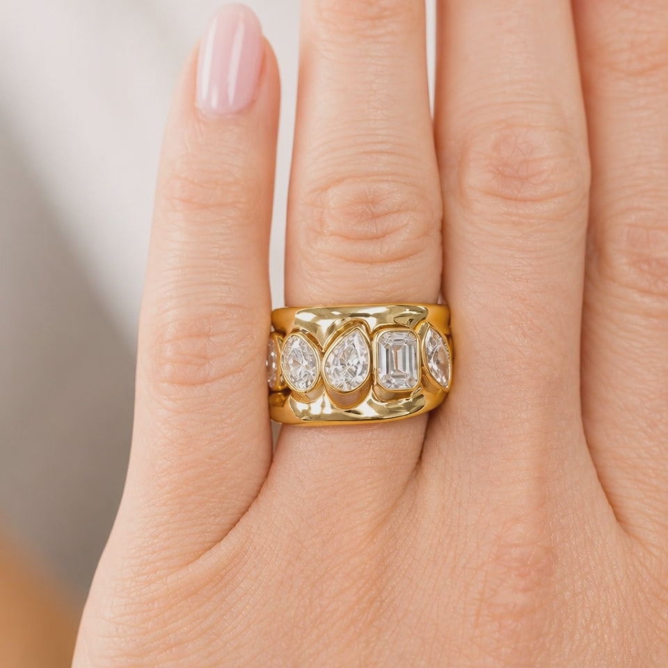 18k yellow gold 3 pc ring set with diamonds. 24.5g.